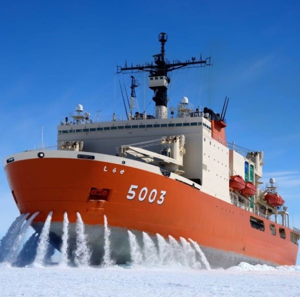 海上自衛隊の南極観測船【しらせ】が南極に行く理由。過酷な航海と特殊装備