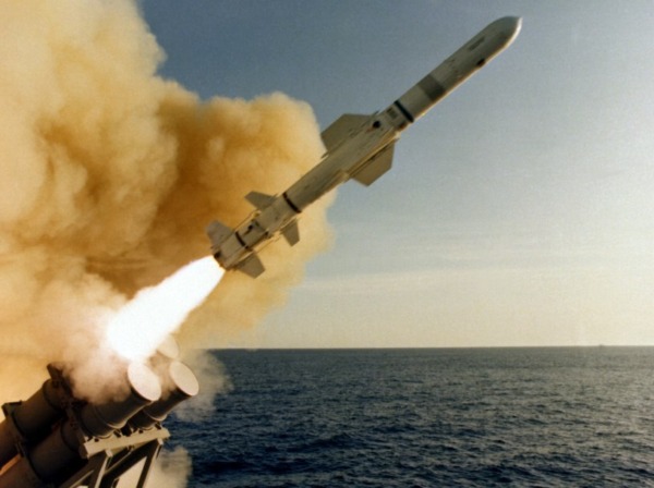 自衛隊に長射程ミサイル1000発を検討。中国とのミサイルギャップ
