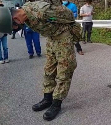 沖縄が自衛隊を反対する本当の理由。訓練を妨害する活動家に頭を下げる自衛官