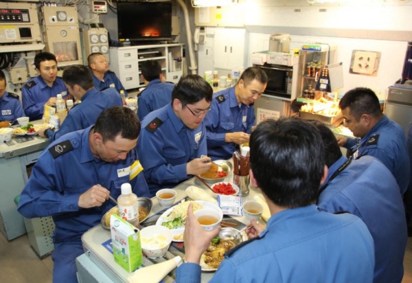 潜水艦乗員の過酷な生活と給料。6名の女性乗組員と艦内の構造