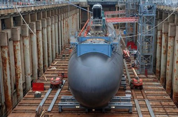 潜水艦の浮上と潜航の仕組み。500mの水圧に耐える船体の構造とは？