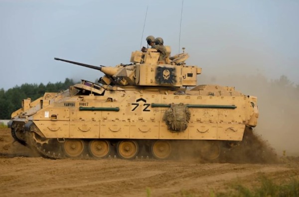 【衝撃映像】T-90戦車がM2ブラッドレー歩兵戦闘車に無力化される瞬間！